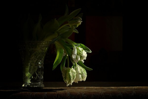 Flores marchitas en un jarrón de cristal