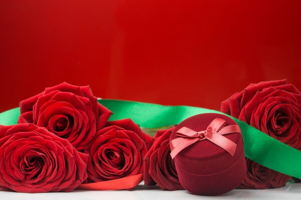 Bukiet czerwonych róż na romantyczny wieczór