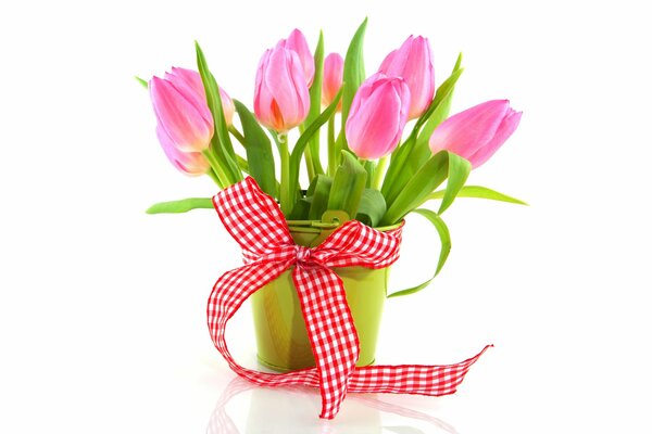 Tulipes roses dans un seau avec ruban