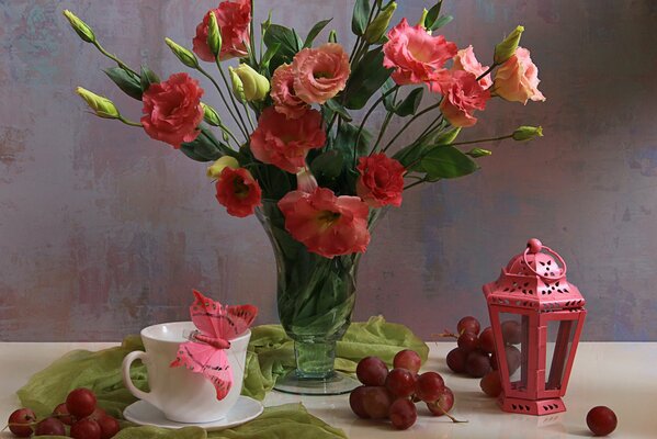 Vase de fleurs, nature morte tasse avec papillon