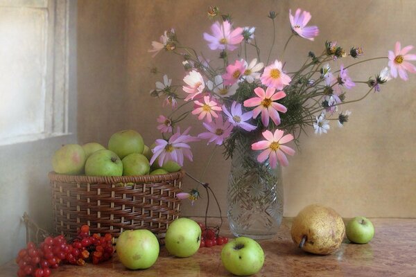 Automne nature morte fleurs, fruits, baies