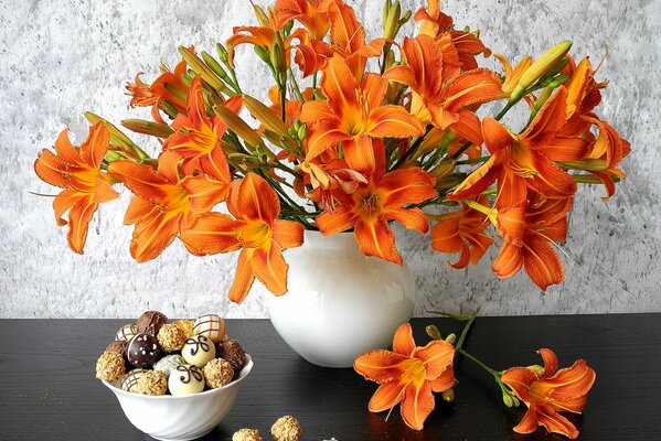 Vase avec un bouquet de lys orange