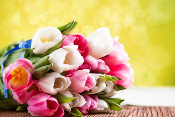 Ein Blumenstrauß aus bunten Tulpen auf dem Tisch