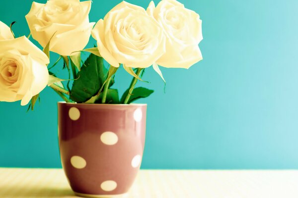 Vintage-Stillleben mit einem Strauß Rosen