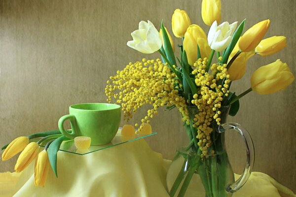 Stillleben Krug mit Blumen und Tasse