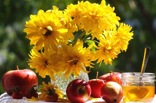 Pomme miel sauvé et vase avec des fleurs dorées