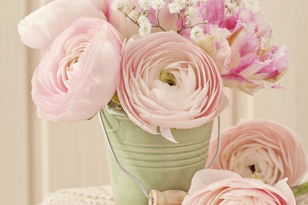 Ramo de rosas Rosadas en cubo decorativo