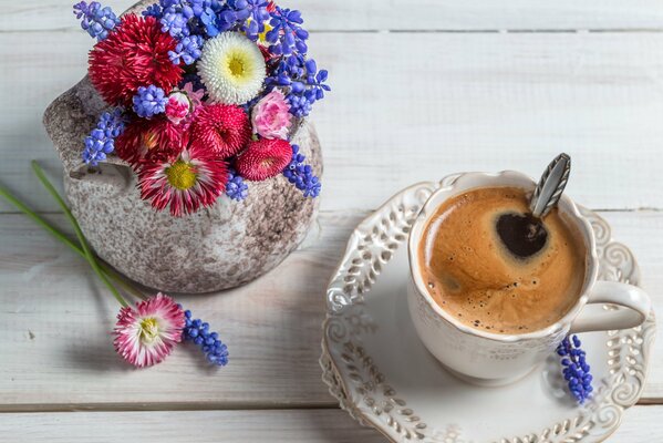 Matin, une tasse de café et de fleurs