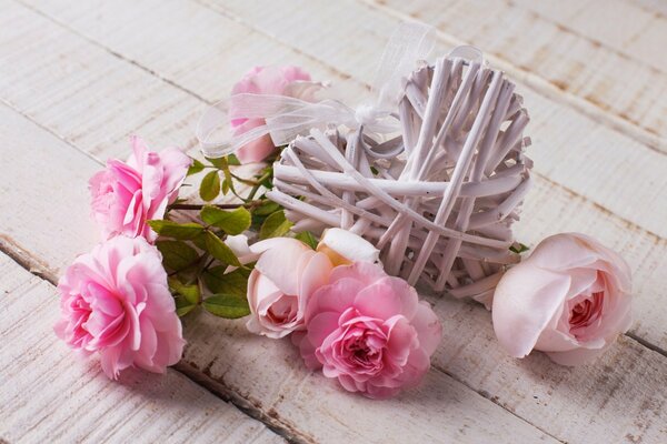 Roses roses avec coeur sur fond pâle