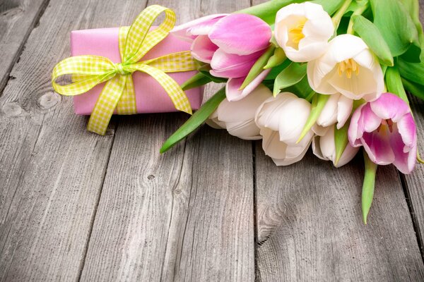 Tulpenstrauß mit Geschenk