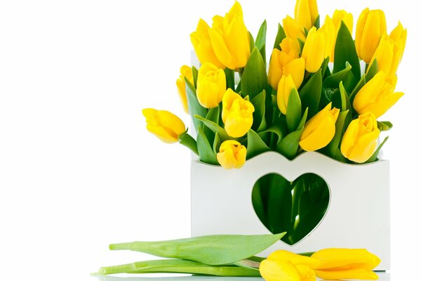 Mazzo di tulipani gialli in un vaso