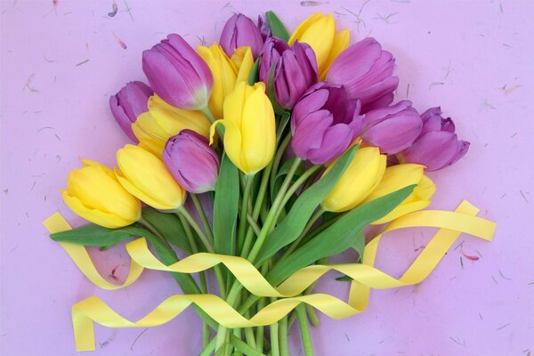 Bouquet de tulipes jaunes et violettes