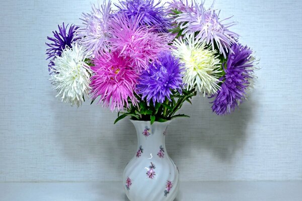 Automne temps asters, bouquet dans un vase en porcelaine
