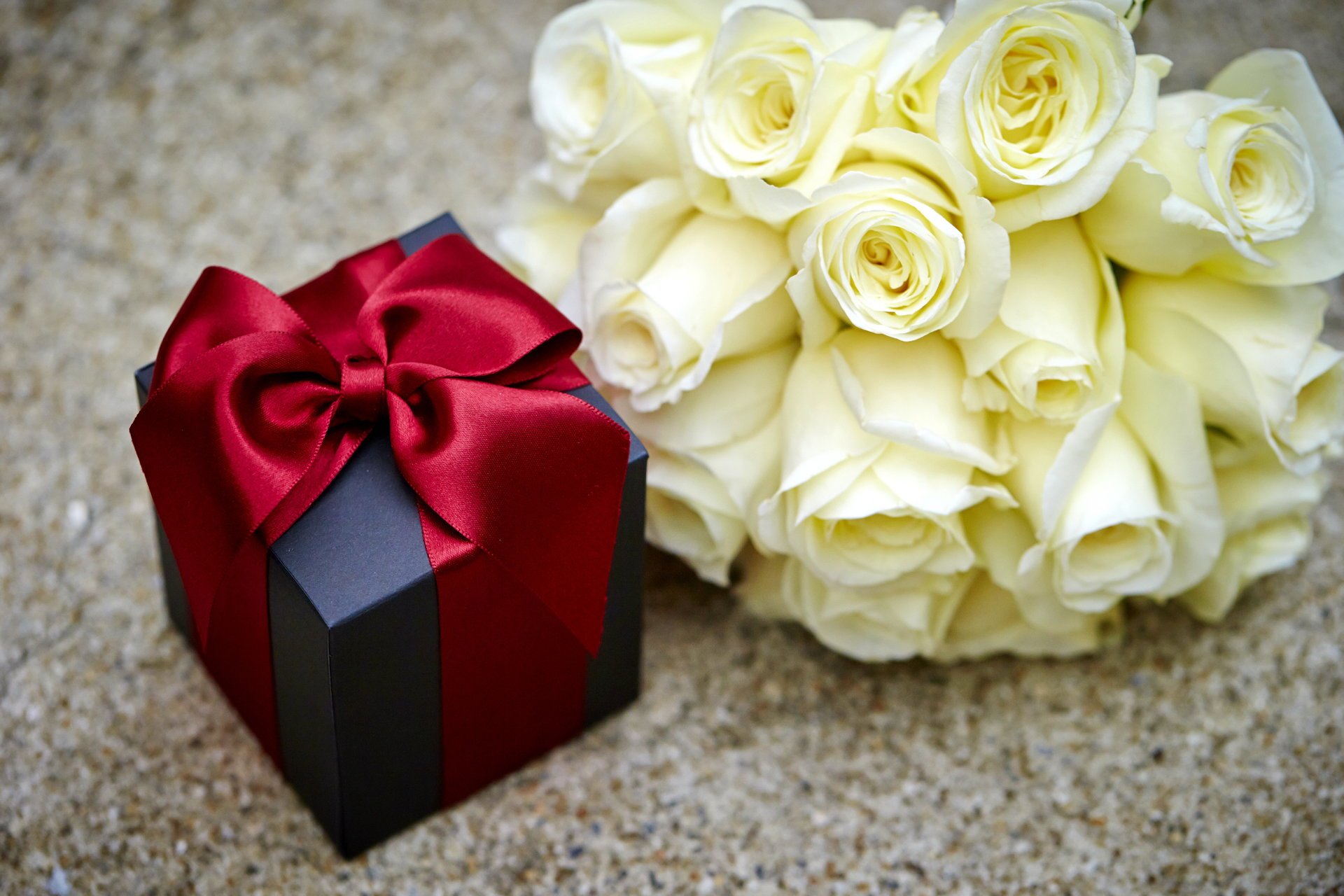 Подарок цветы и кольцо