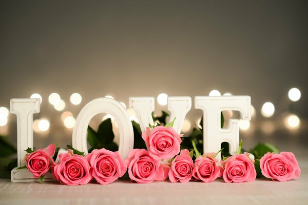 Różowe róże z napisem Miłość