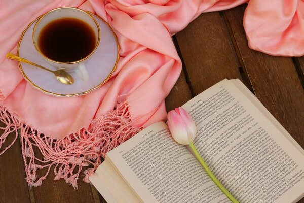 Livre avec tulipe autour d une tasse de café