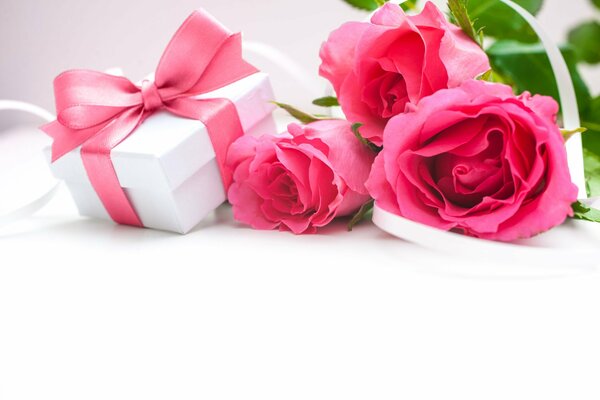 Prezenty kwiaty pudełko różowe