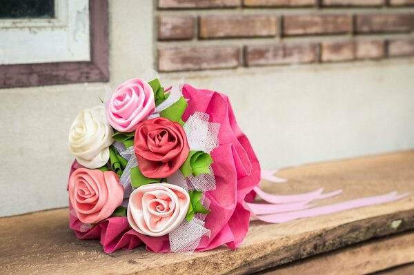 Bouquet di rose di raso su un albero