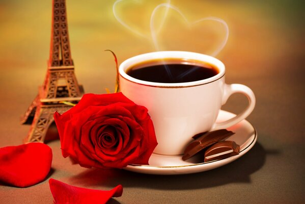 Hintergrund mit Eiffelturm und Kaffee mit Rose