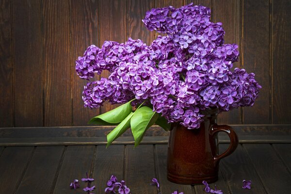 Tavolo con bouquet di lillà