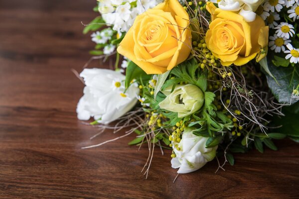 Bouquet de fleurs jaunes et blanches