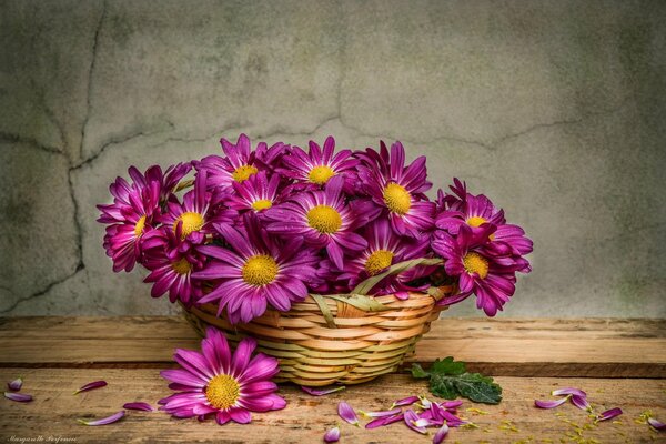 Korb mit rosafarbenen Feldblumen