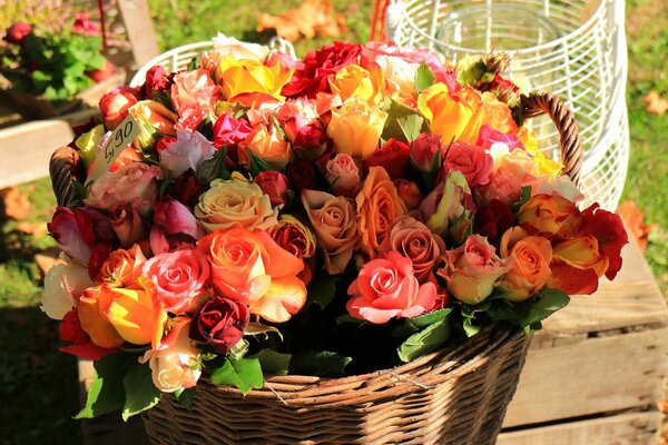 Bouquet-una magnífica cesta de rosas multicolores