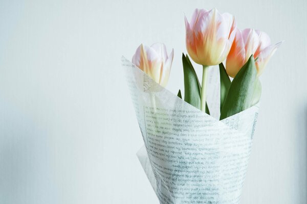 Zarter Blumenstrauß mit Tulpen