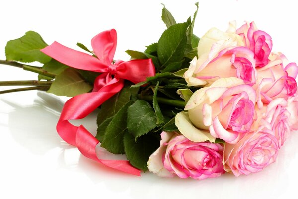 Bouquet di rose bianche legato con un nastro rosa
