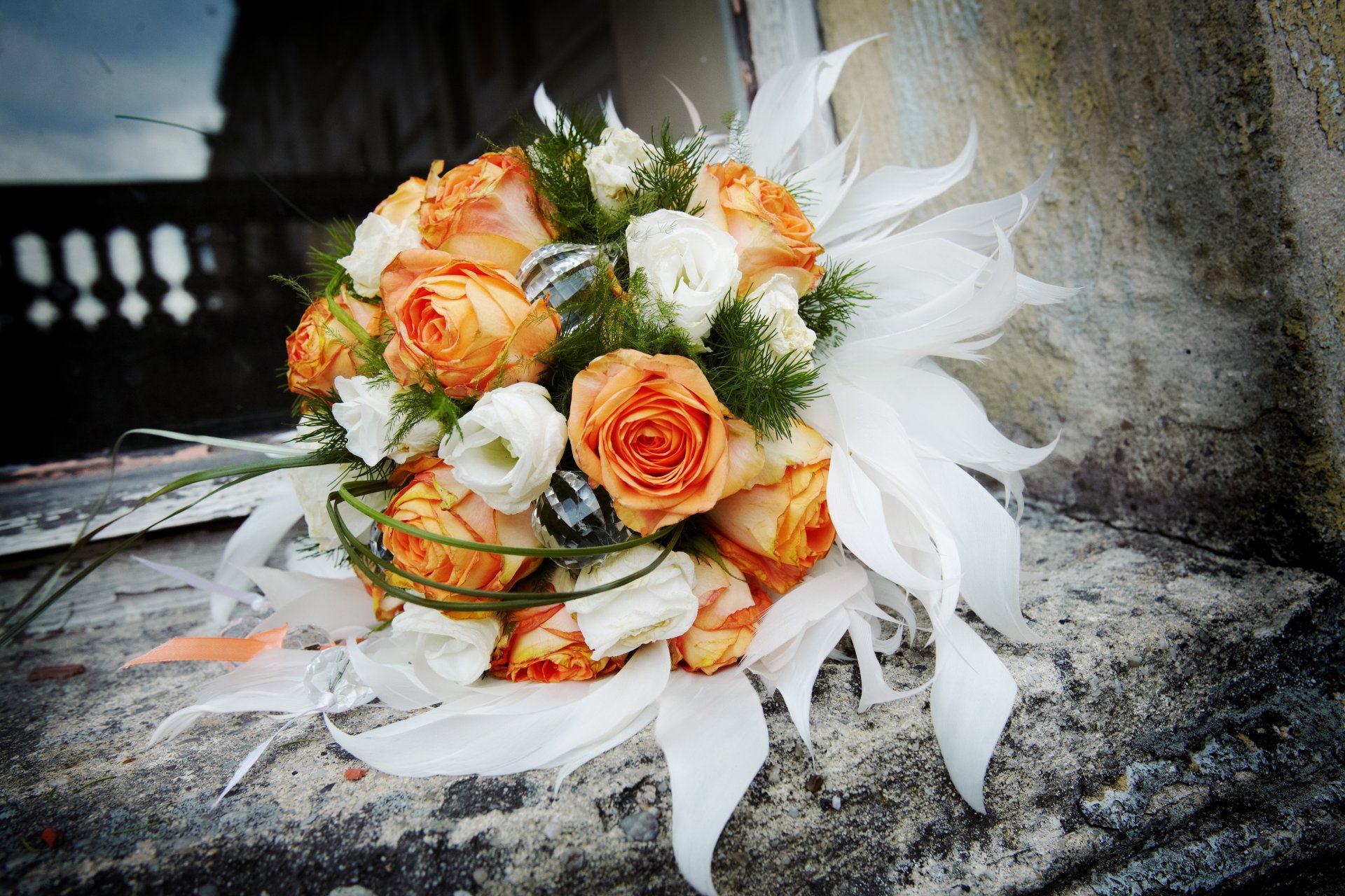 roses orange blanc fleurs bouquet pierres