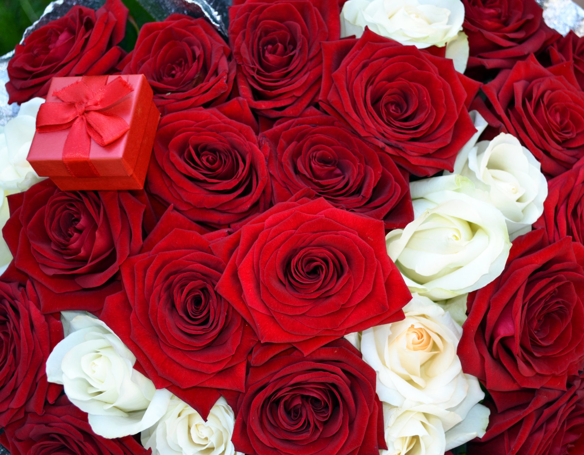 roses fleurs boîte rouge proposition bouquet