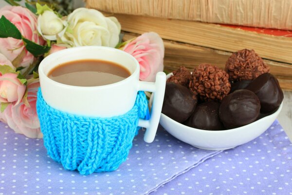 Taza de café caliente con chocolate y flores