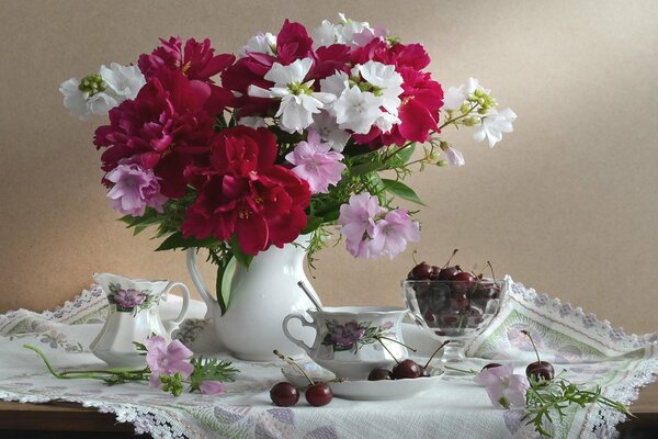 Спелая вишня и ваза с цветами