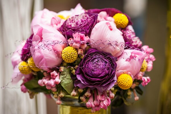 Ramo de novia de rosas multicolores