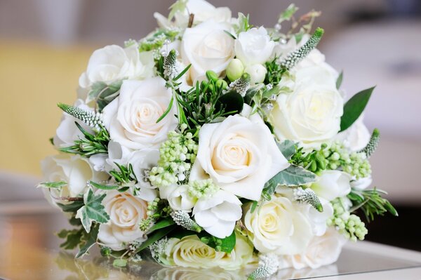 Hochzeit weißer Rosenstrauß auf dem Tisch