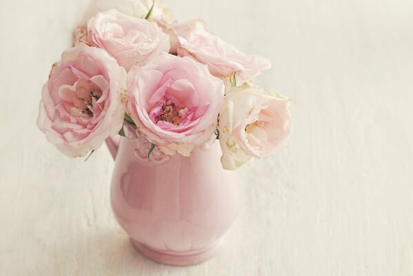 Florero con hermosas rosas Rosadas