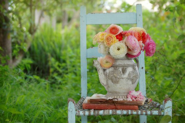 Bourgeons blancs et roses dans un vase sur un fond de jardin vert