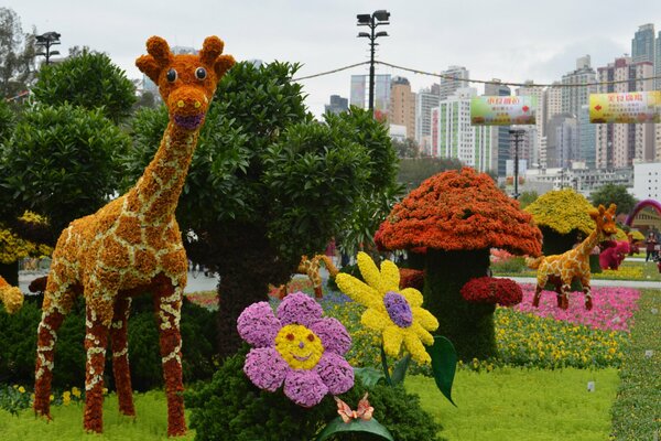 Arbustes en forme de girafe, de fleurs et de champignons. Parc