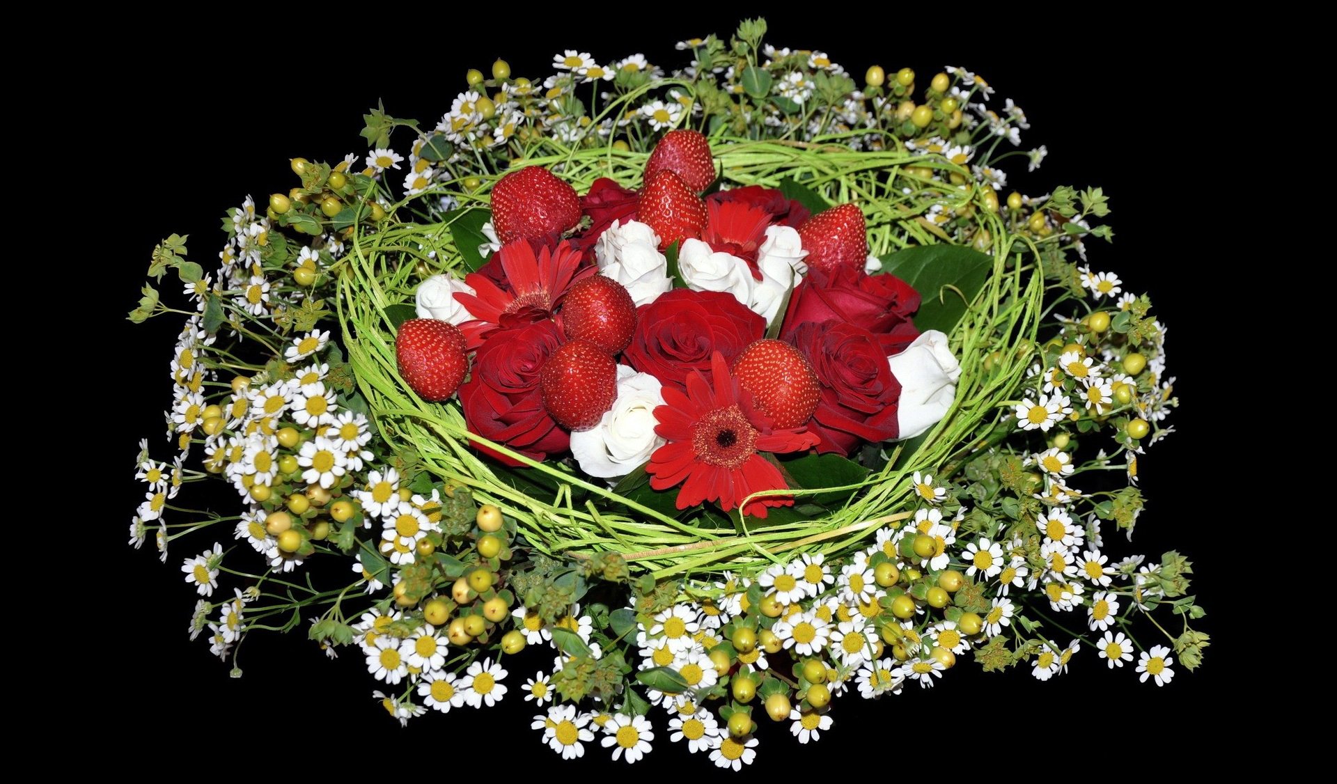 hintergrund gänseblümchen rosen erdbeeren blumenstrauß komposition