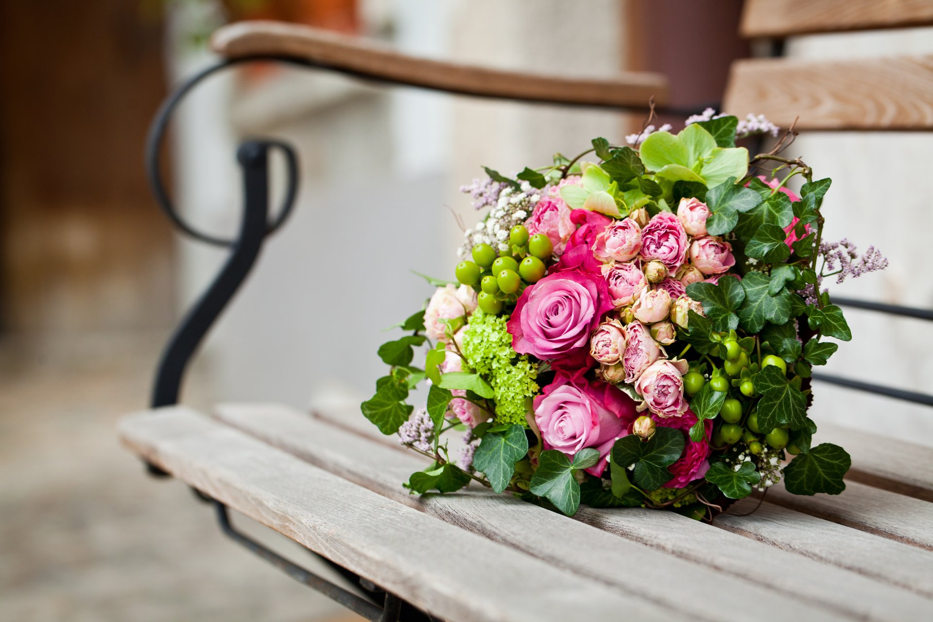 roses rose bouquet fleurs feuilles banc banc banc