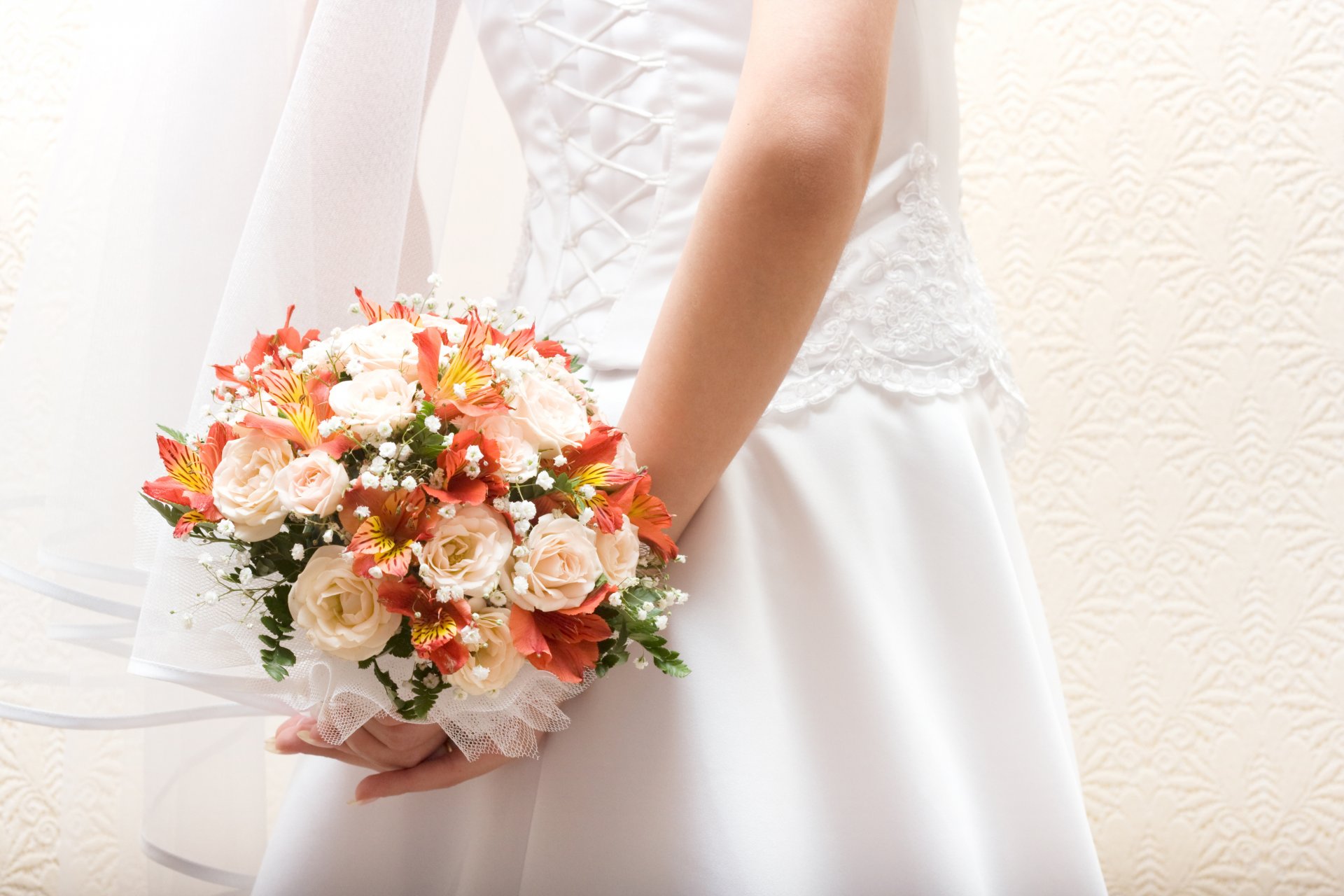 bride dress veil lacing flower bouquet