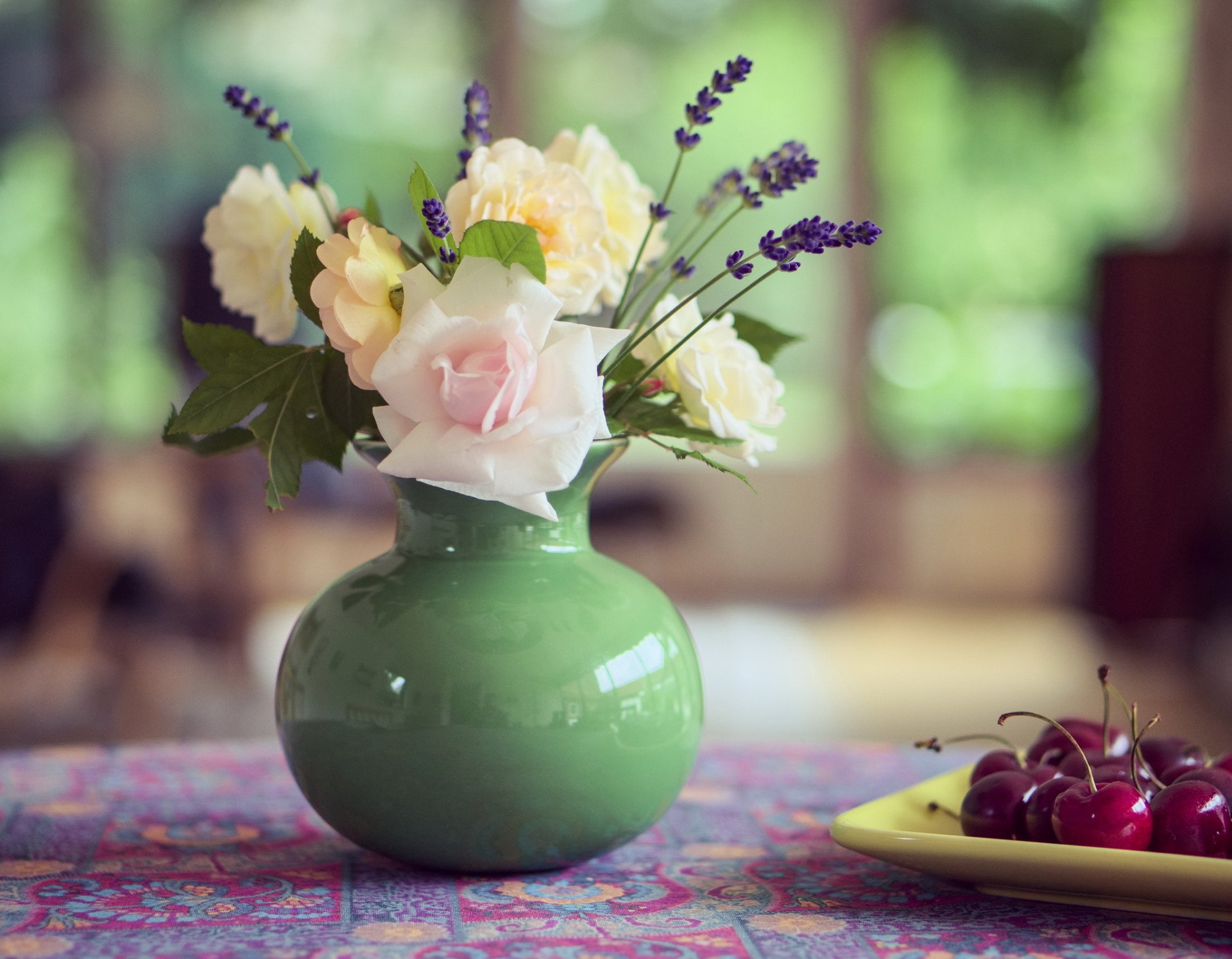 tisch vase blumen blumenstrauß kirsche stillleben sommer