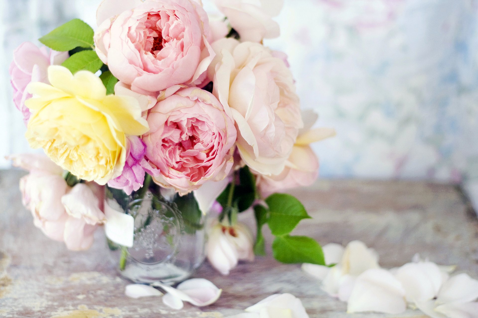 rose peonie fiori rosa giallo bouquet vaso vaso petali