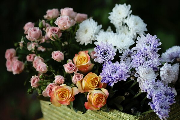 Blumenstrauß aus rosa und gelben Rosen und Chrysanthemen