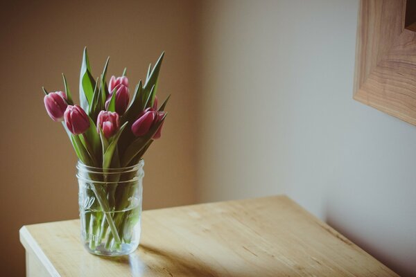 Tulipani in un vaso sul tavolo