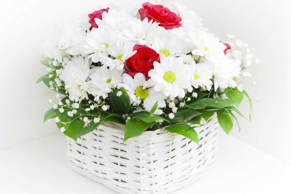 Basket with a bouquet of daisies and roses