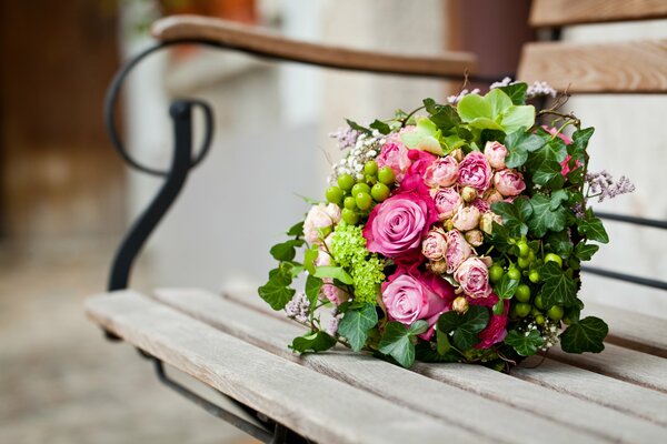 Magnifique bouquet oublié sur le banc