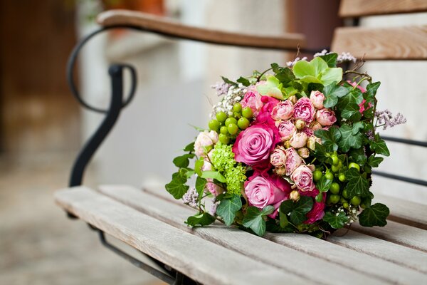 Splendido bouquet dimenticato sulla panchina