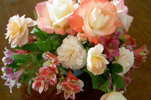 Schöner Blumenstrauß aus Rosen