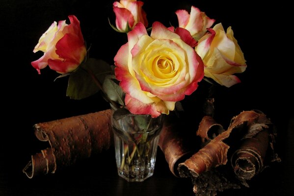 Bouquet de roses debout dans un verre